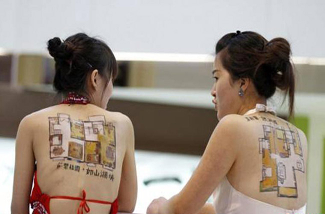 Người ta vẽ lên lưng các cô gái theo hình thức body painting.